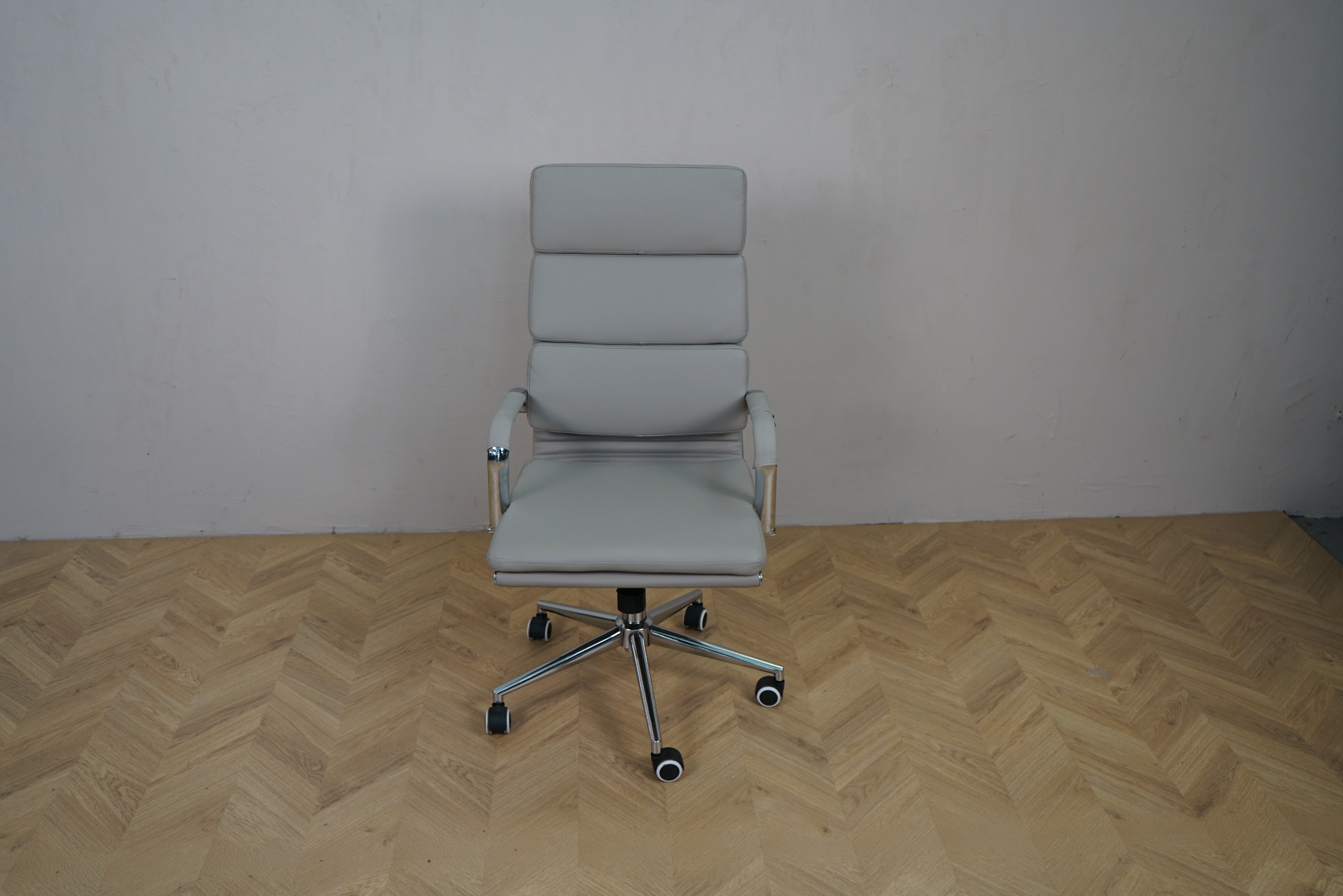 Kontorstol i lysegrå kunstlæder med armlæn og krom fodkryds – frontvisning